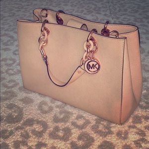 Michael Kors Sofia Large tote. Color: nude
